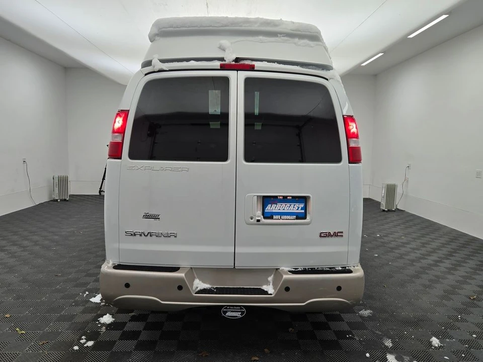 2025 GMC Savana - Image 11 of 12
