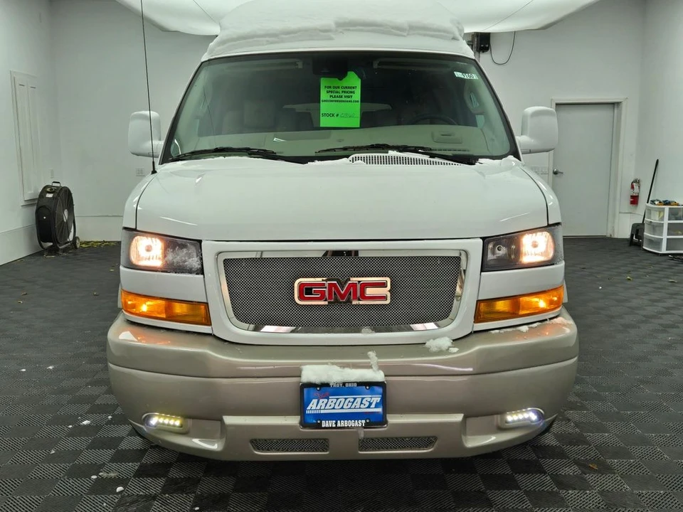 2025 GMC Savana - Image 19 of 21