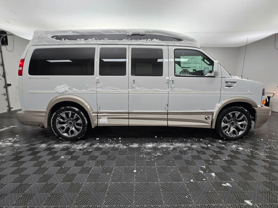 2025 GMC Savana - Image 9 of 12