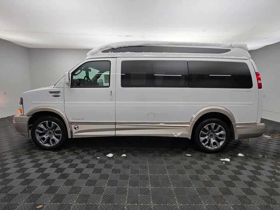 2025 GMC Savana - Image 17 of 21