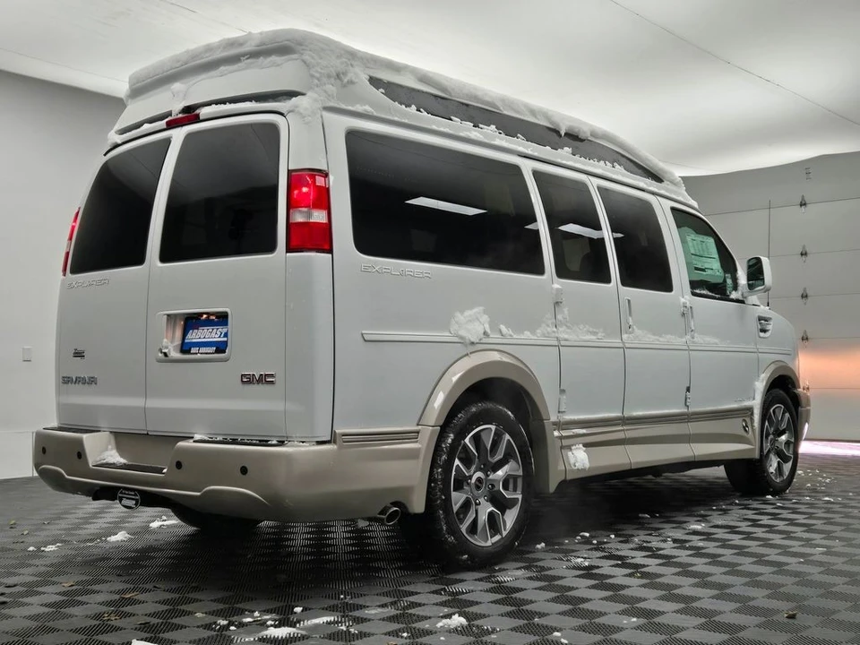 2025 GMC Savana - Image 10 of 12