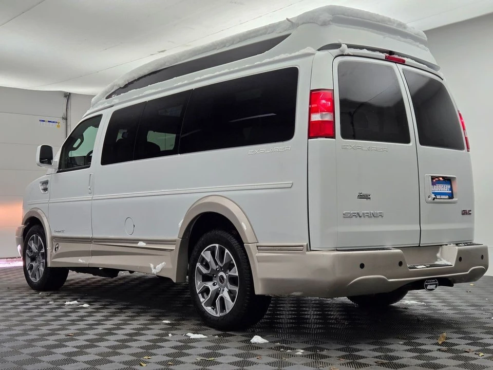 2025 GMC Savana - Image 16 of 21