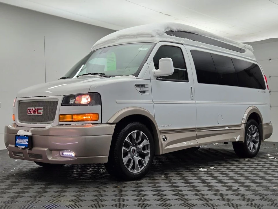 2025 GMC Savana - Image 18 of 21