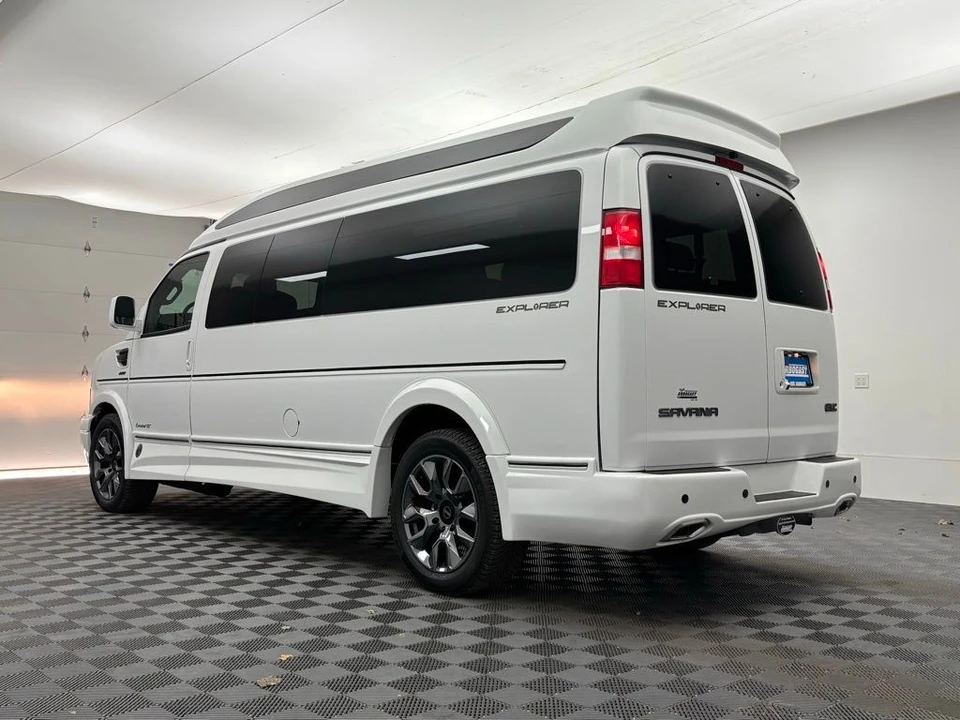 2025 GMC Savana - Image 13 of 21