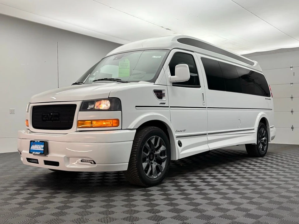 2025 GMC Savana - Image 15 of 21
