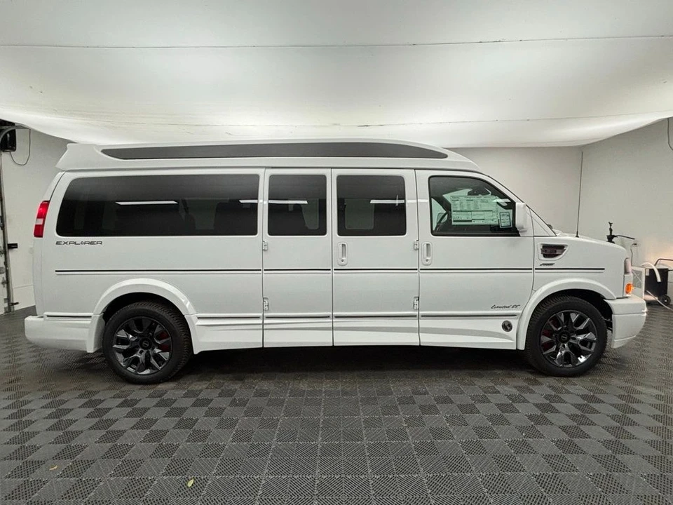 2025 GMC Savana - Image 5 of 21