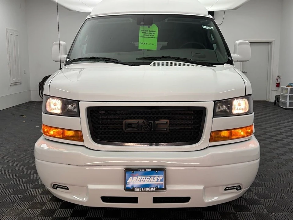 2025 GMC Savana - Image 16 of 21