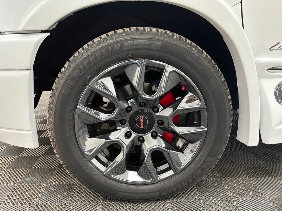 2025 GMC Savana - Image 17 of 21