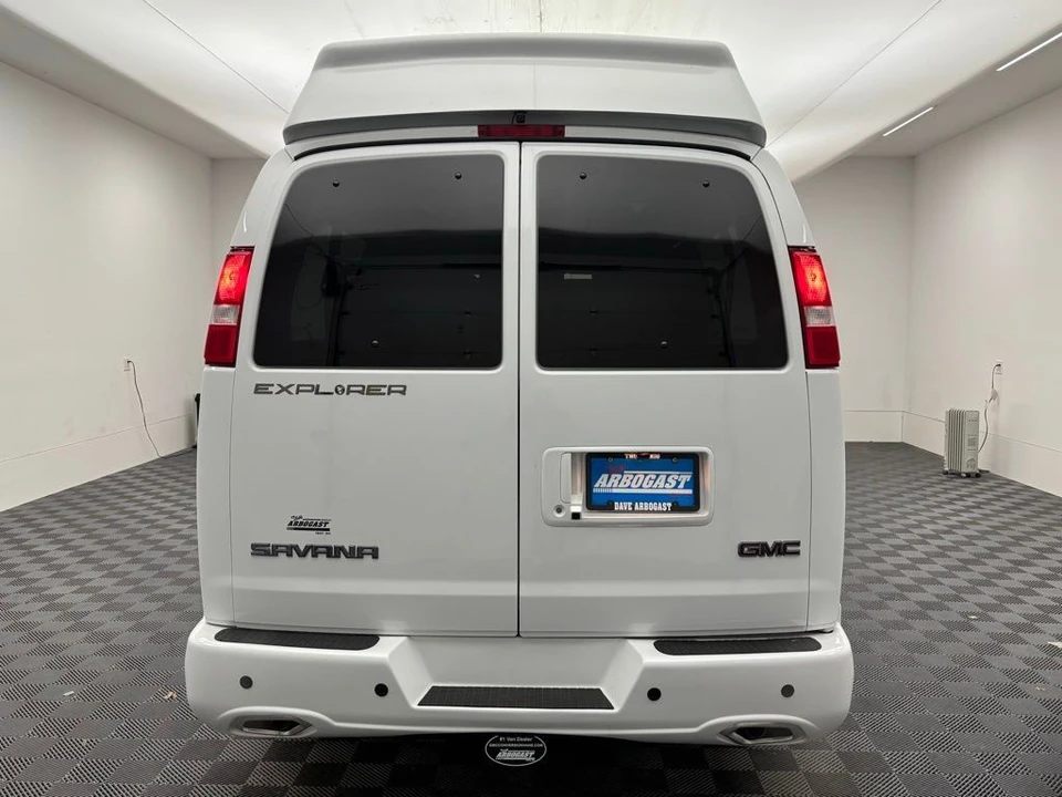 2025 GMC Savana - Image 8 of 21