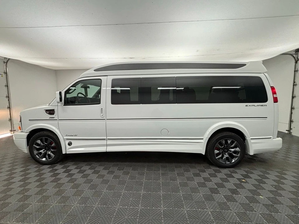 2025 GMC Savana - Image 14 of 21