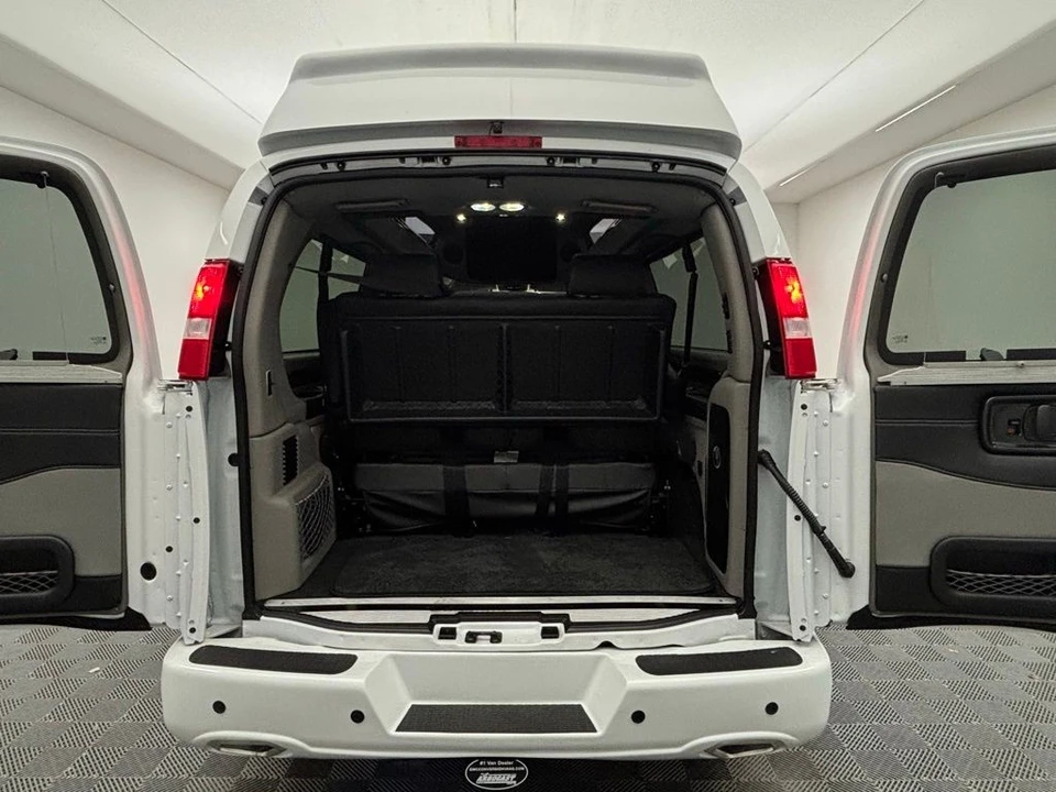 2025 GMC Savana - Image 9 of 21