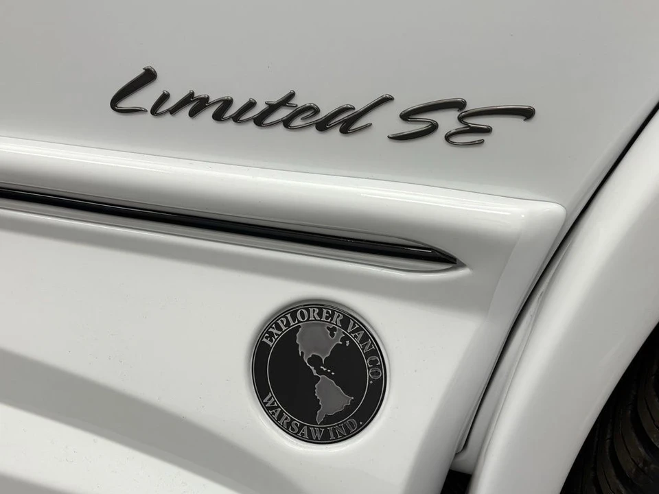 2025 GMC Savana - Image 18 of 21