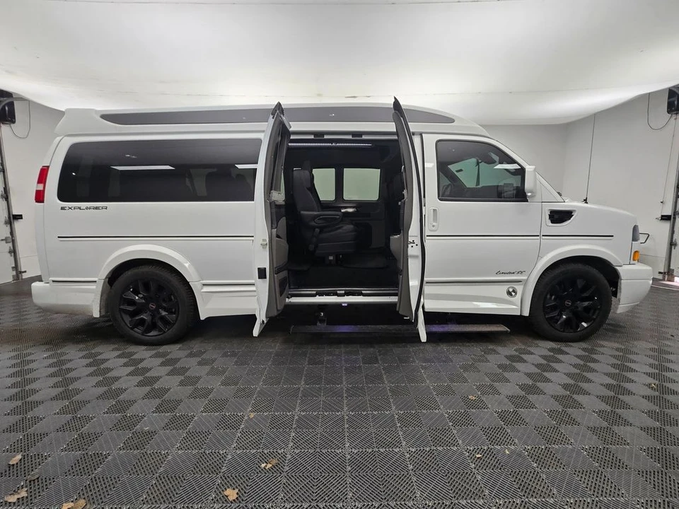 2025 GMC Savana - Image 11 of 12
