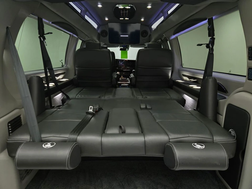 2025 GMC Savana - Image 4 of 12