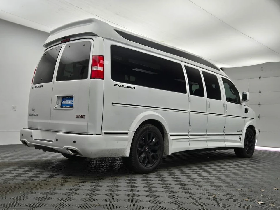 2025 GMC Savana - Image 13 of 21