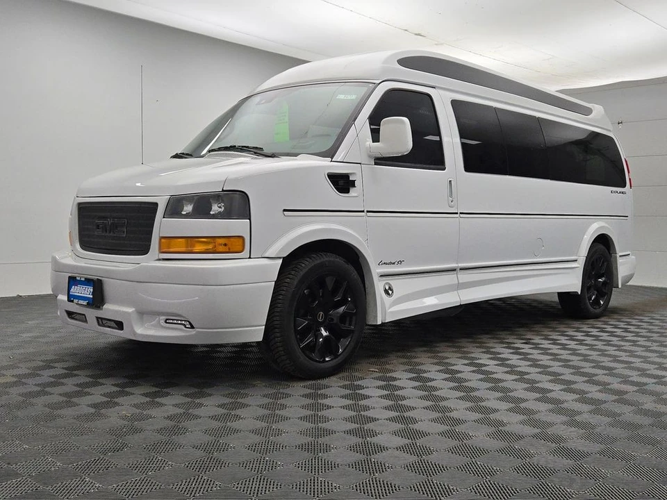 2025 GMC Savana - Image 17 of 21