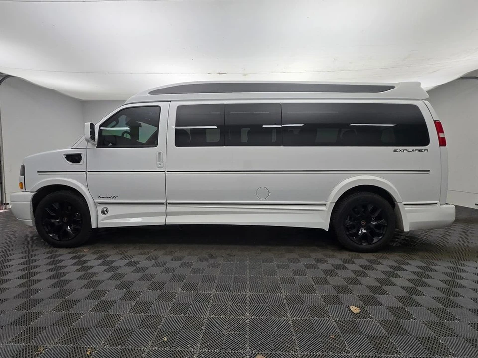 2025 GMC Savana - Image 16 of 21