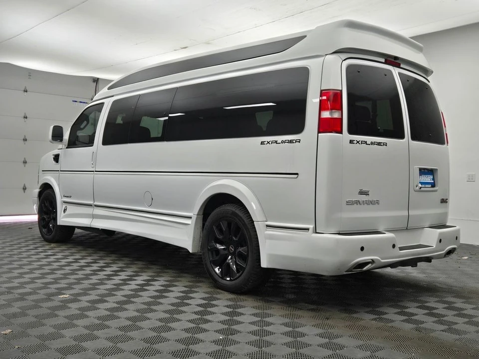 2025 GMC Savana - Image 15 of 21