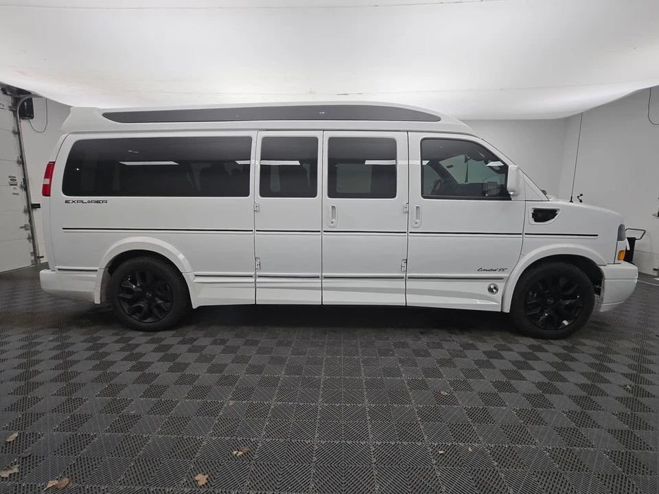 2025 GMC Savana - Image 10 of 12