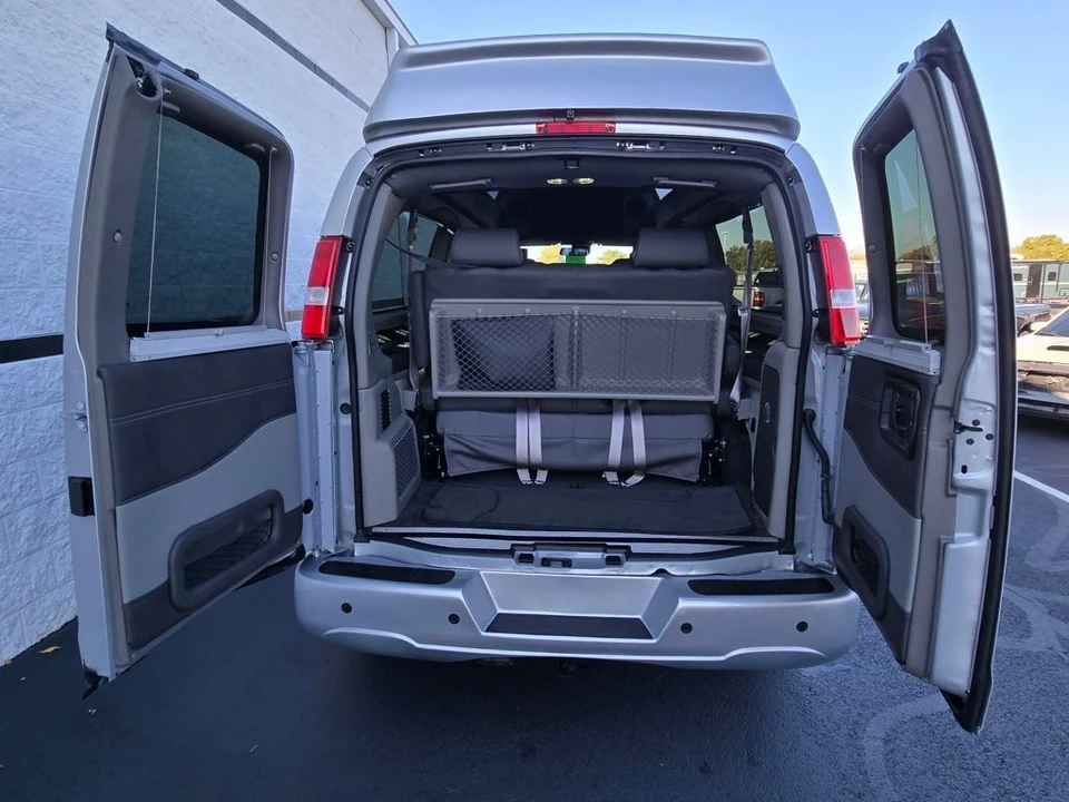 2025 GMC Savana - Image 4 of 21