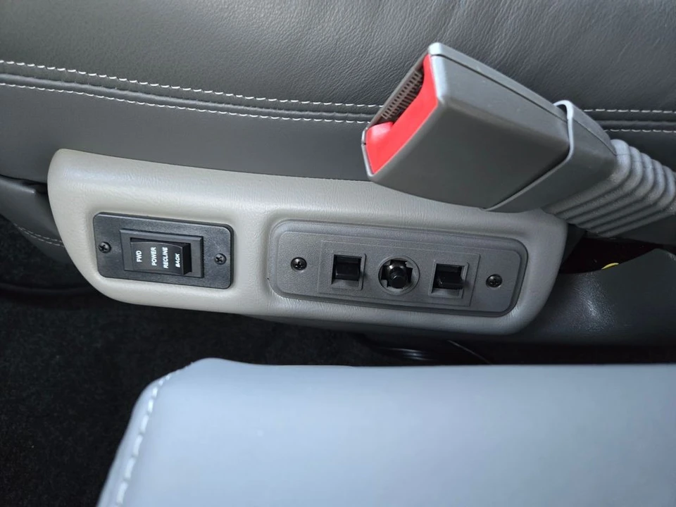 2025 GMC Savana - Image 17 of 21
