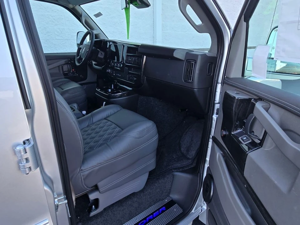 2025 GMC Savana - Image 8 of 21