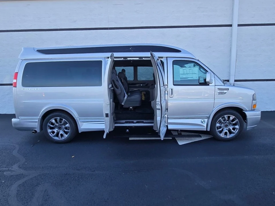 2025 GMC Savana - Image 18 of 21