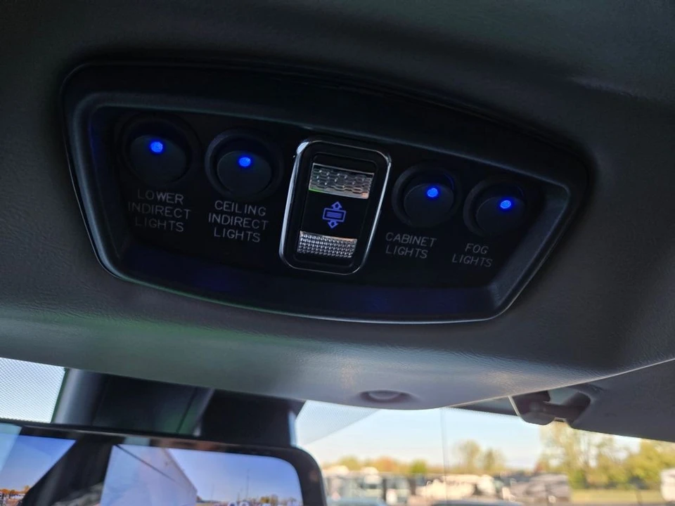 2025 GMC Savana - Image 15 of 21