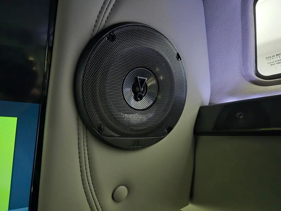 2025 GMC Savana - Image 5 of 21