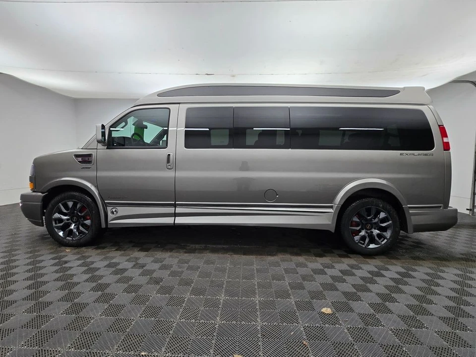 2025 GMC Savana - Image 12 of 21