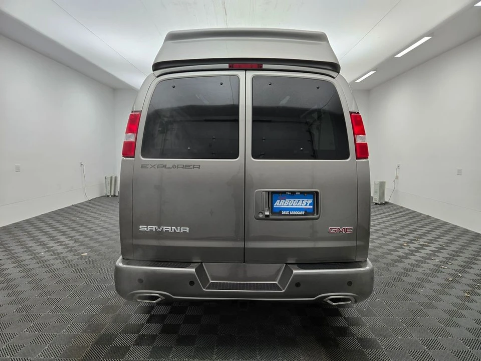 2025 GMC Savana - Image 10 of 21
