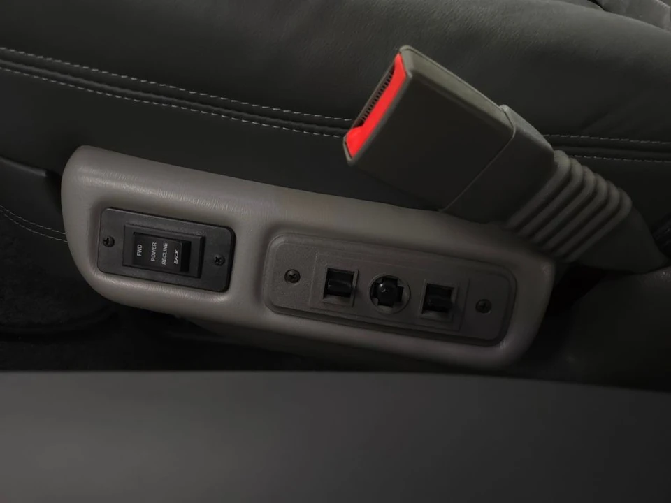2025 GMC Savana - Image 18 of 21
