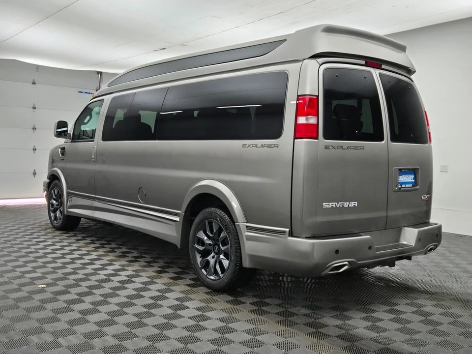 2025 GMC Savana - Image 11 of 21