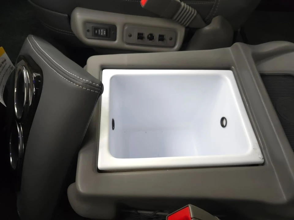 2025 GMC Savana - Image 17 of 21