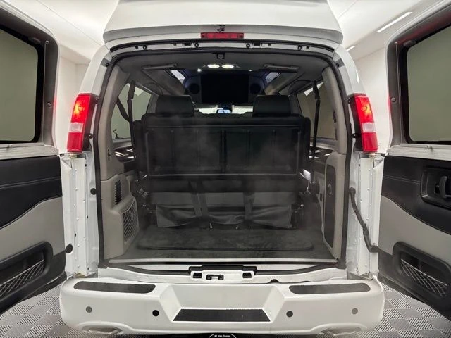 2025 GMC Savana - Image 9 of 12