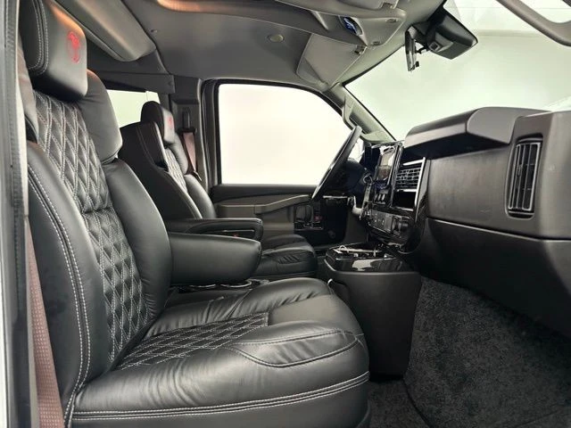 2025 GMC Savana - Image 21 of 21