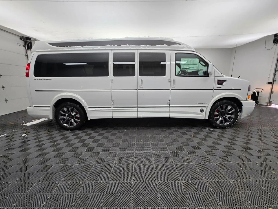 2025 GMC Savana - Image 13 of 21