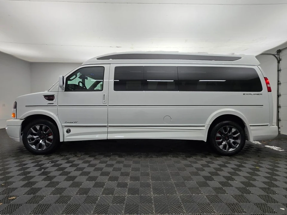 2025 GMC Savana - Image 18 of 21