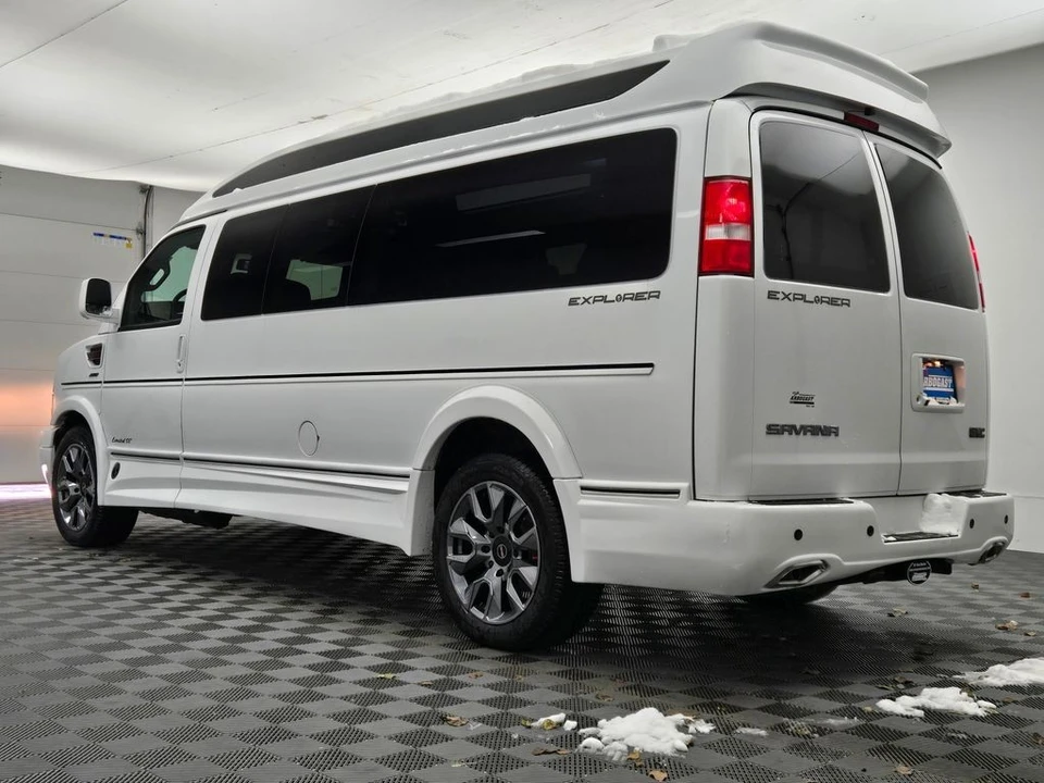 2025 GMC Savana - Image 17 of 21