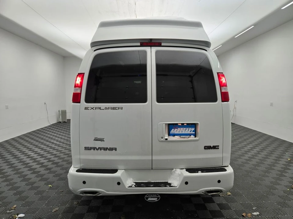 2025 GMC Savana - Image 15 of 21