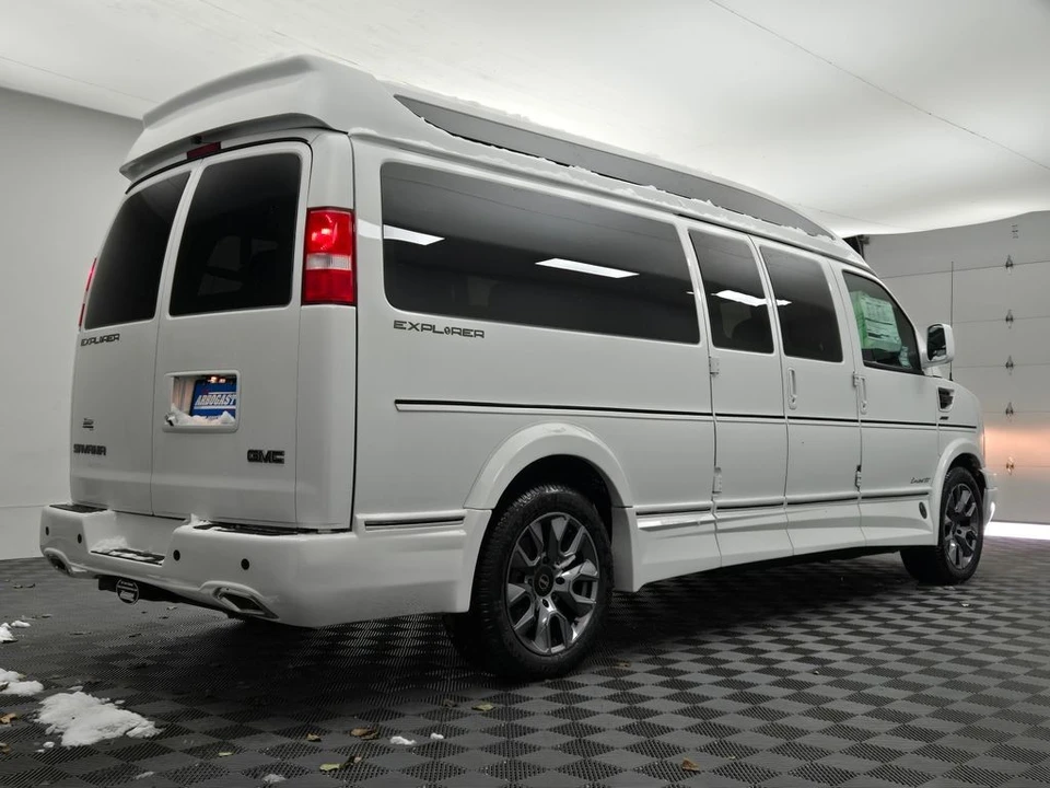 2025 GMC Savana - Image 14 of 21