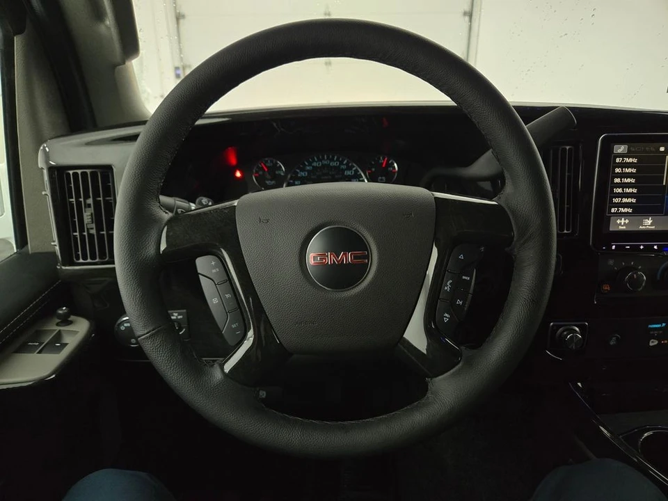 2025 GMC Savana - Image 18 of 21