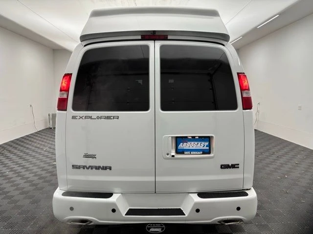 2025 GMC Savana - Image 8 of 12