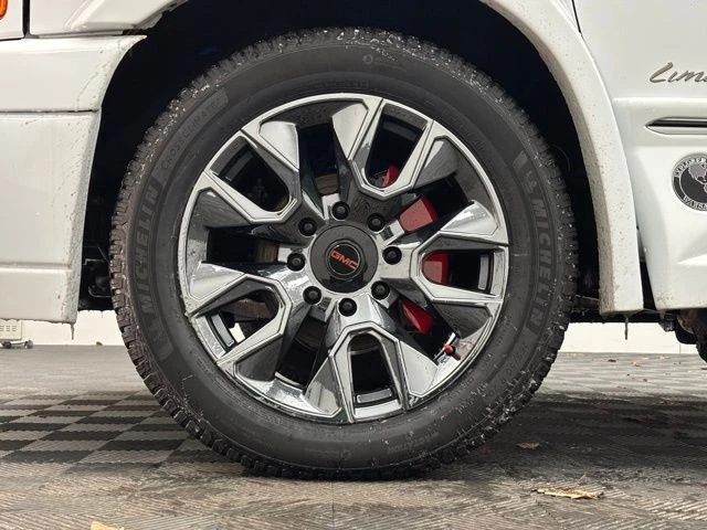 2025 GMC Savana - Image 14 of 21