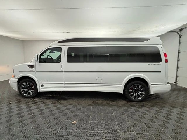 2025 GMC Savana - Image 11 of 21
