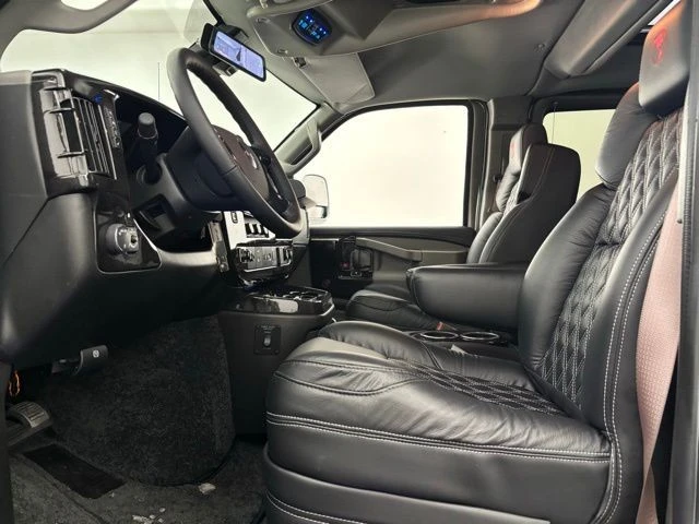 2025 GMC Savana - Image 16 of 21