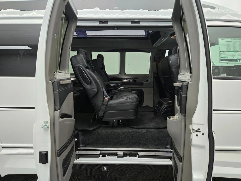 2025 GMC Savana - Image 4 of 21