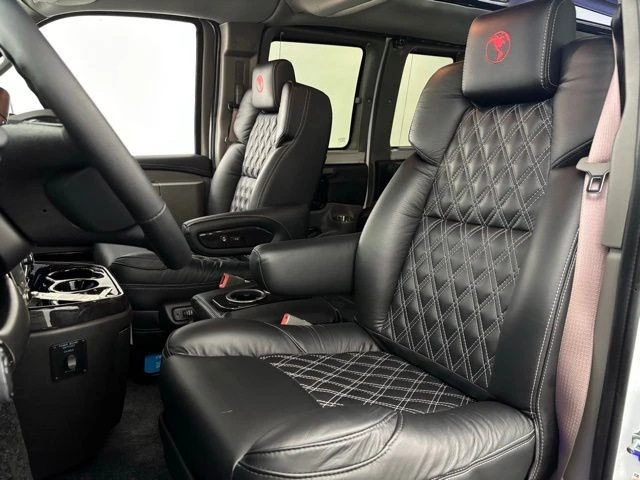 2025 GMC Savana - Image 17 of 21