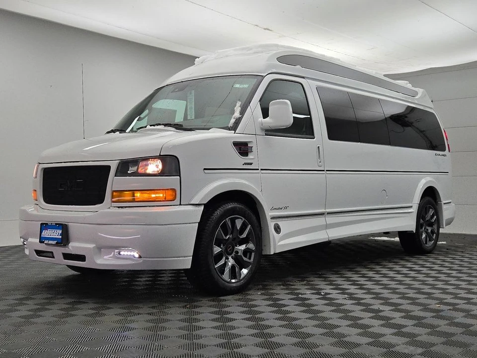 2025 GMC Savana - Image 19 of 21