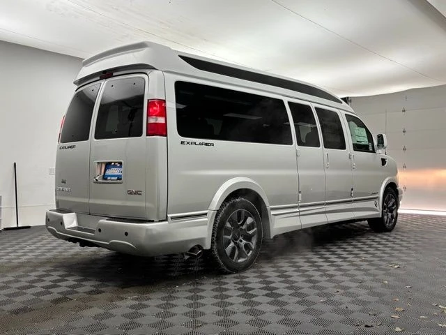 2025 GMC Savana - Image 15 of 21